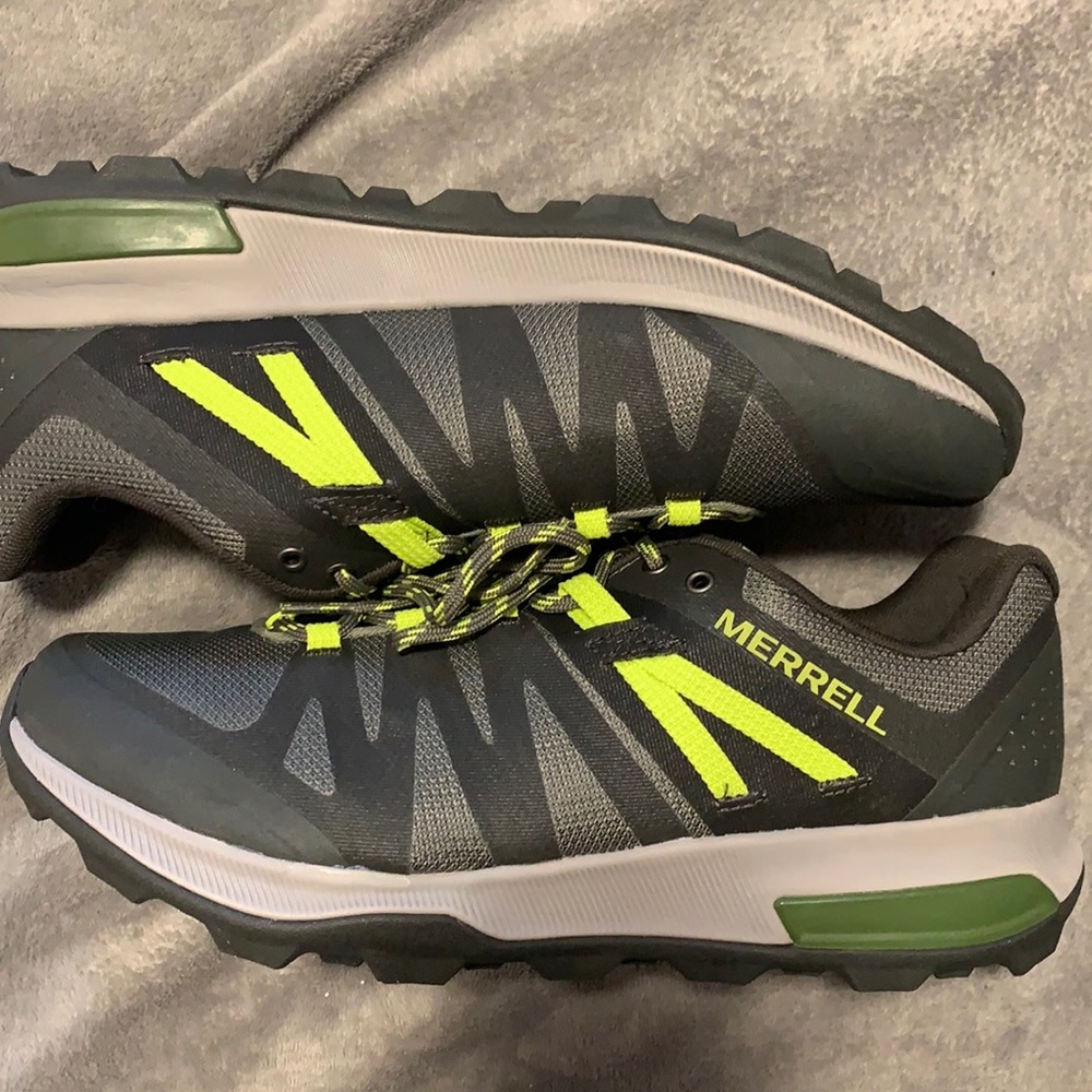 NWOT men’s Merrill shoes